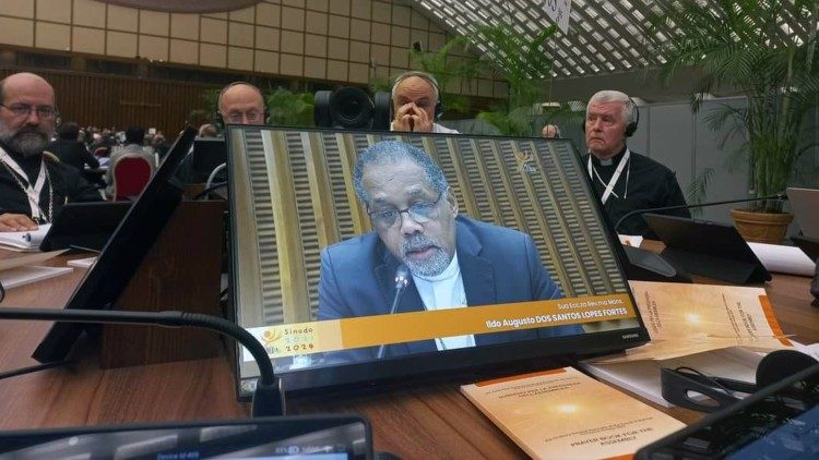 Dom Ildo Fortes intervindo na Assembleia Sinodal