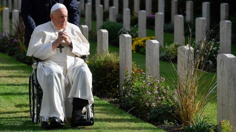 O Papa no Cemitério de Guerra de Roma