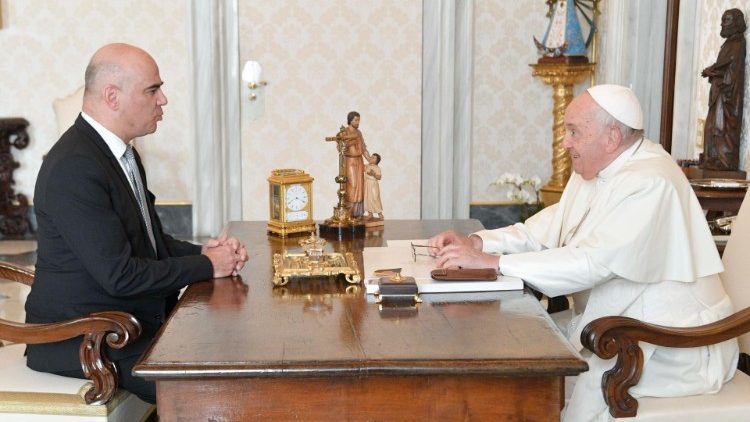 O Papa em seu estudo com o presidente suíço