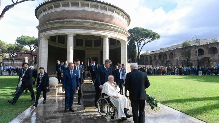 Francisco na entrada do Cemitério de Guerra de Roma