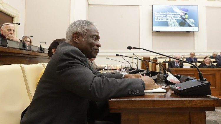 O Cardeal Peter Turkson dá as boas-vindas aos líderes religiosos e empresariais à Pontifícia Academia de Ciências