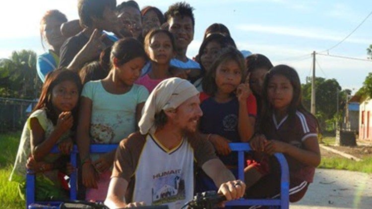 Frei Paolo com os indígenas