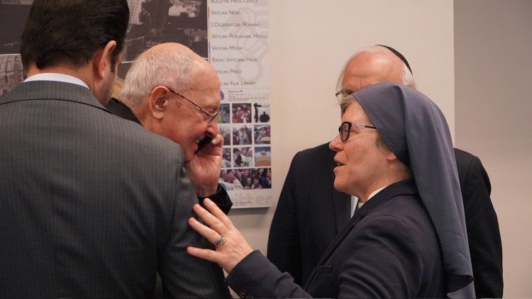Membros do júri com a moderadora no final da mesa redonda