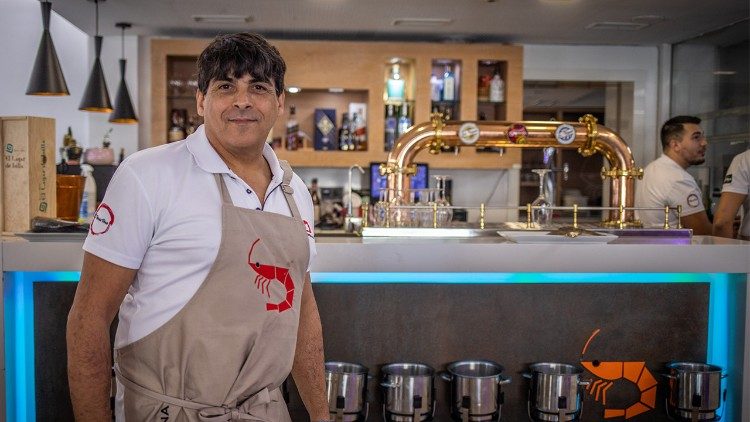 "O relevante é que venham para trabalhar. Tento ajudar a todos, mas eles têm que trabalhar", diz Juan Moreno, proprietário do restaurante "La Esquina". (Giovanni Culmone/Global Solidarity Fund)