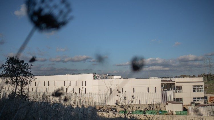 A poucos metros da Prisão de Botafuegos, em Algeciras, está quase concluída a construção do novo e controverso Centro de Internação para Estrangeiros, que pode acomodar até 500 pessoas que aguardam ser deportadas da Espanha. (Giovanni Culmone/Global Solidarity Fund)