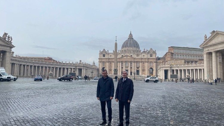O presidente e o vice-presidente na Praça São Pedro após a audiência com o Papa