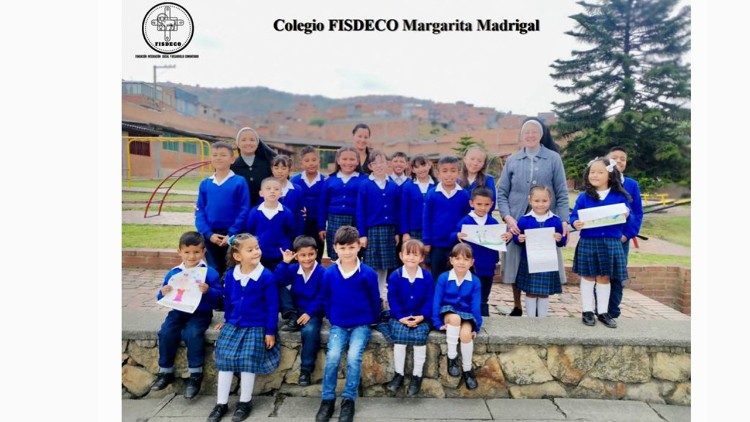 Alunos da escola FISDECO criam desenhos para enviar ao Papa