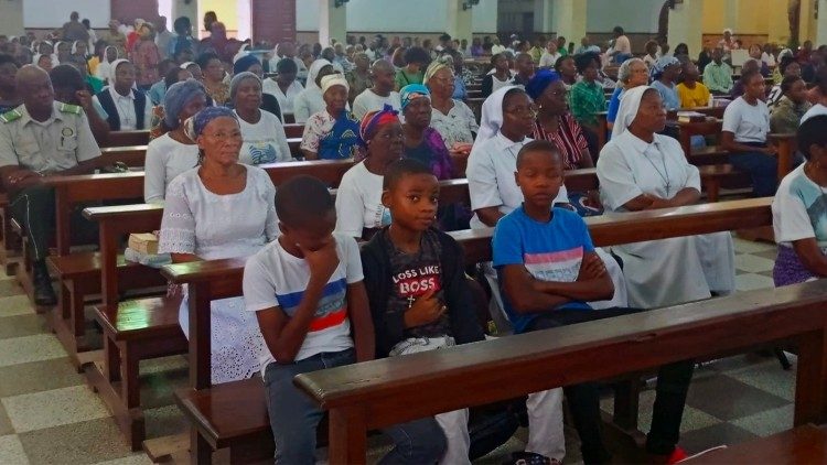 Fiéis da Paróquia de São Paulo, durante a Missa da Quarta-feira de Cinzas