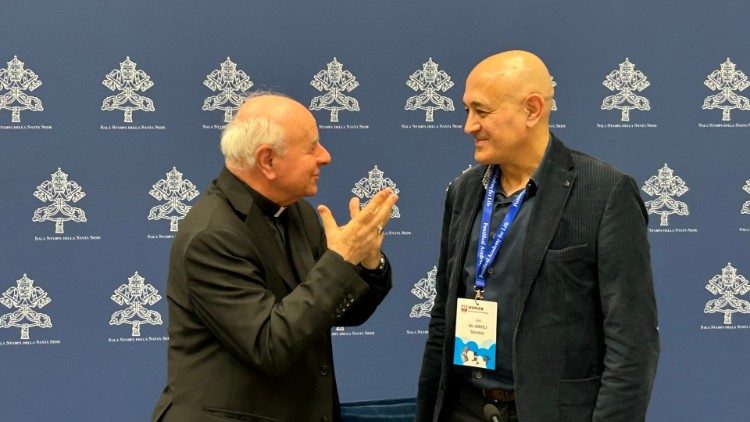 Jim Al-Khalili (à direita) com o arcebispo Vincenzo Paglia