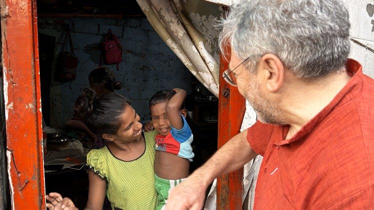 Ambrogio Bongiovanni cumprimenta uma mãe com seu bebê nos arredores de Colombo