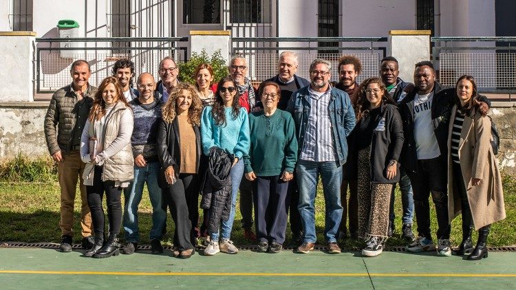 Voluntários e profissionais, locais e migrantes, formam a equipe interdisciplinar que acolhe todos aqueles que chegam a Cádis em busca de um porvir melhor. (Giovanni Culmone / Global Solidarity Fund)