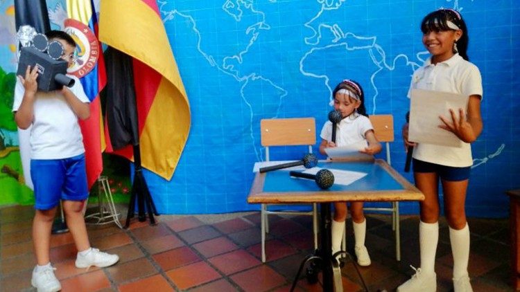 Atividade lúdica na escola FISDECO