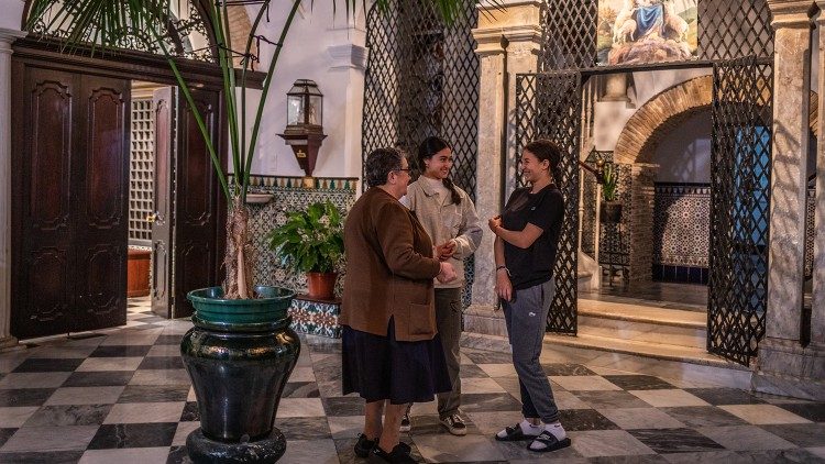 Saleha conversa entusiasticamente com a psicóloga que a acompanha e com uma das irmãs franciscanas do Rebanho de Maria na lar onde está morando há um ano. (Giovanni Culmone / Global Solidarity Fund)
