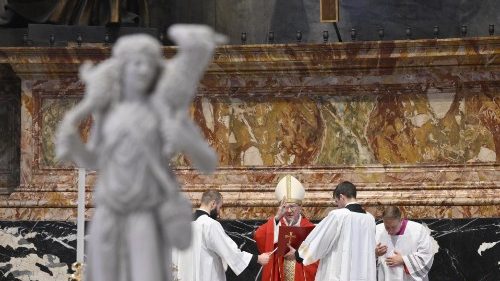 Parolin: caminhar em meio à humanidade ferida seja a especialidade dos sacerdotes