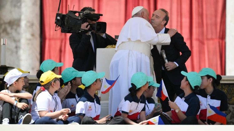 Roberto Benigni abraça o Papa Francisco