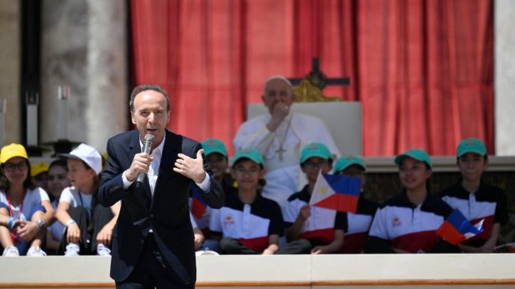 Roberto Benigni no adro da Basílica de São Pedro