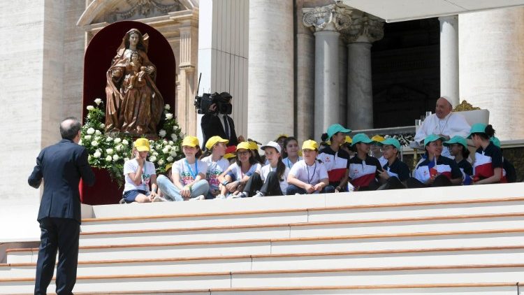Roberto Benigni no adro da Basílica de São Pedro
