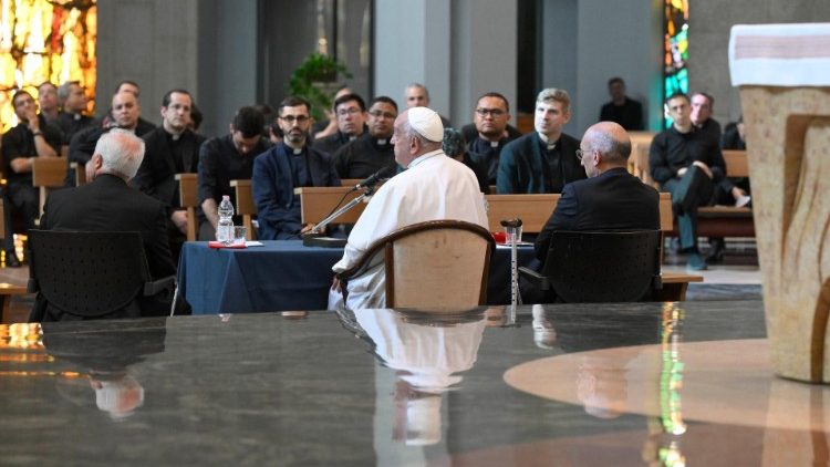 Francisco durante o diálogo com os sacerdotes