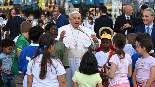 JMC, o desejo do Papa para as crianças do mundo: que tenham o necessário para viver
