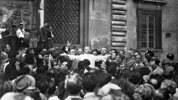 Pio XII com os cidadãos romanos após o bombardeio do bairro de São Lourenço