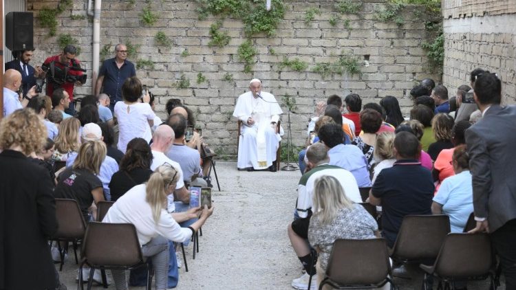 Francisco com os moradores de um condomínio na área de Palmarola, periferia de Roma