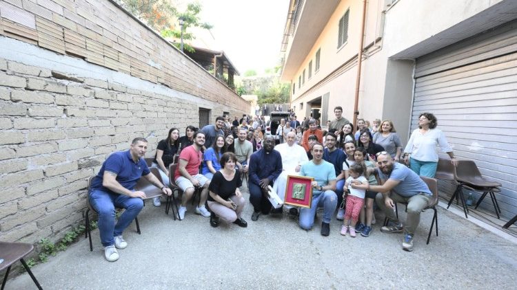 Foto de grupo dos moradores com o Papa Francisco