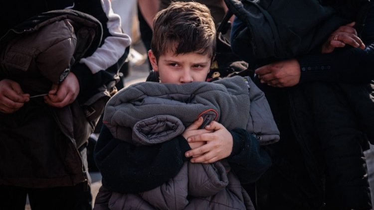 Menino evacuado de Mariupol, em maio de 2022. )Photo by Dimitar Dilkoff/AFP)