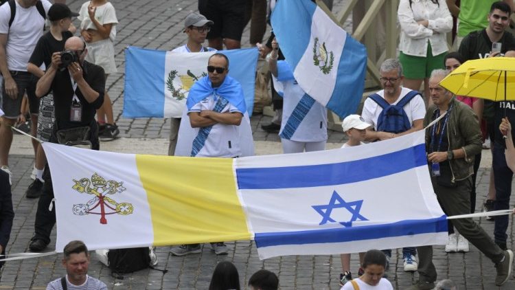 Bandeira á qual o Papa frz menção durante o Angelus