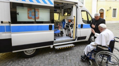 Papa Francisco doa uma terceira ambulância para um hospital na Ucrânia