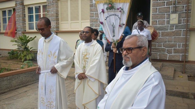 Celebraçao da Missa de São João - Frei Bernardino Lima à direita