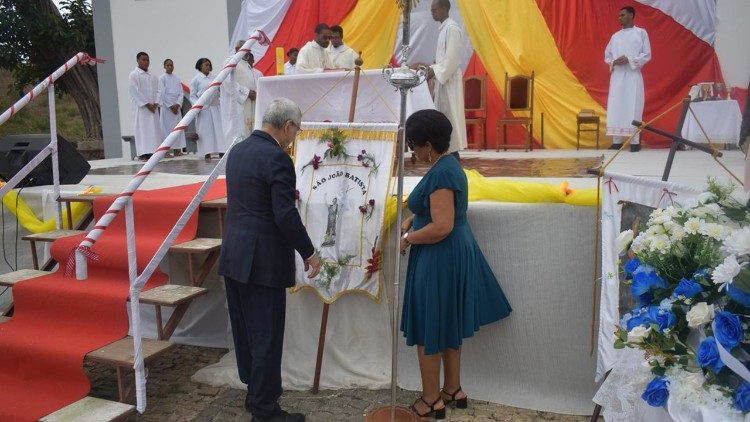 Jorge Carlos Fonseca e a esposa, Lígia Fonseca, colocando o estandarte de São João no local da Liturgia