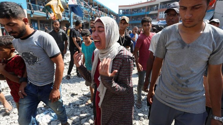 Ataque aéreo israelense em uma escola da Onu que abriga pessoas deslocadas, em Nuseirat, no centro da Faixa de Gaza (Reuters)