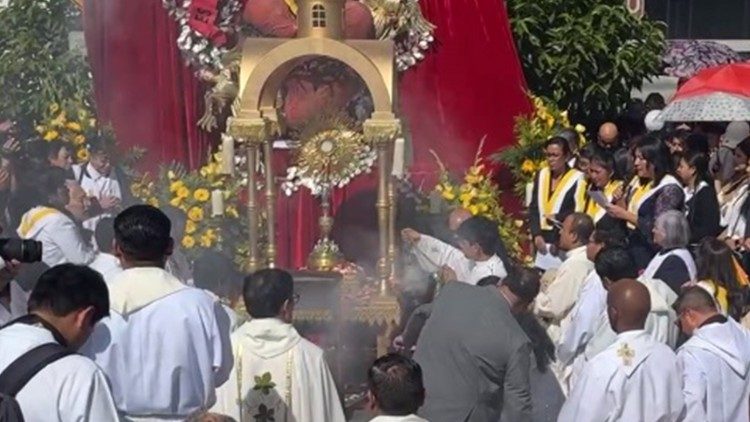 Procissão do Santíssimo Sacramento pelas ruas de Quetzaltenango