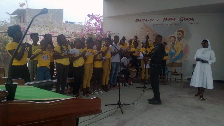 Crianças e adolescentes na animação da liturgia na Paróquia de São Tiago Maior - Cabo Verde