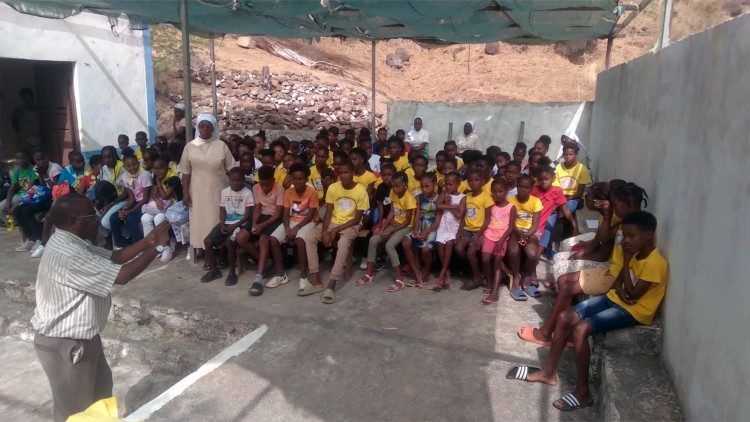 O sociólogo Henrique Varela durante uma aula com as crianças e adolescentes da Escola de valores