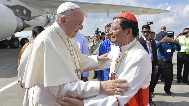 Papa Francisco com o cardeal Bo durante a viagem a Mianmar em 2017