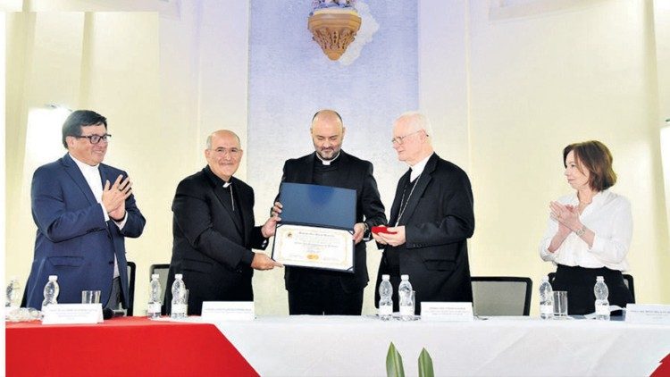 Cardeal Tolentino foi homenageado com a Medalha São Paulo Apóstolo