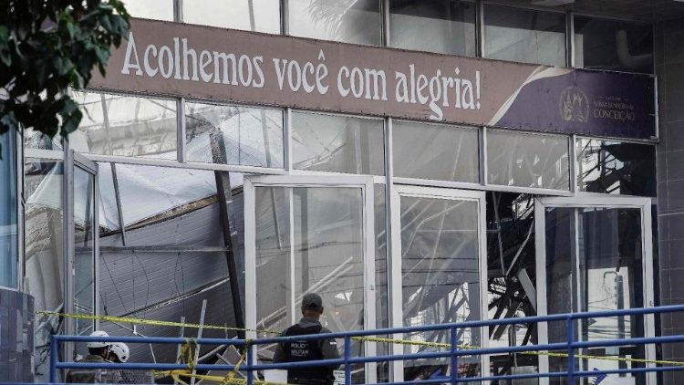 Vista dos danos no Santuário Arquidiocesano de Nossa Senhora da Conceição após o desabamento do teto em Recife, estado de Pernambuco, Brasil, em 30 de agosto de 2024. 