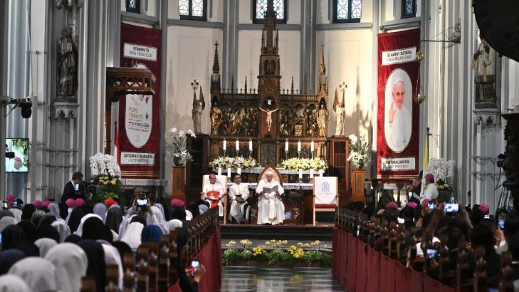 Encontro do Papa Francisco com Bispos, sacerdotes, religiosas/os, na Catedral Nossa Senhora da Assunção de Jacarta (Indonésia)