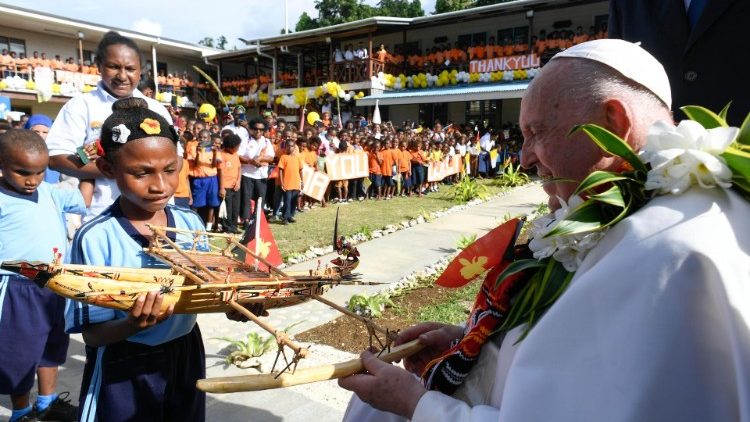 Uma criança com deficiência visual oferece um presente ao Papa