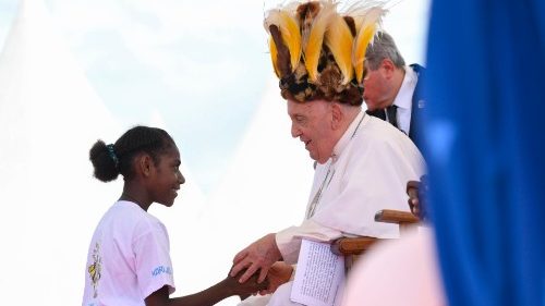 Papa vai a Vanimo e abraça o povo 'especialista em beleza'