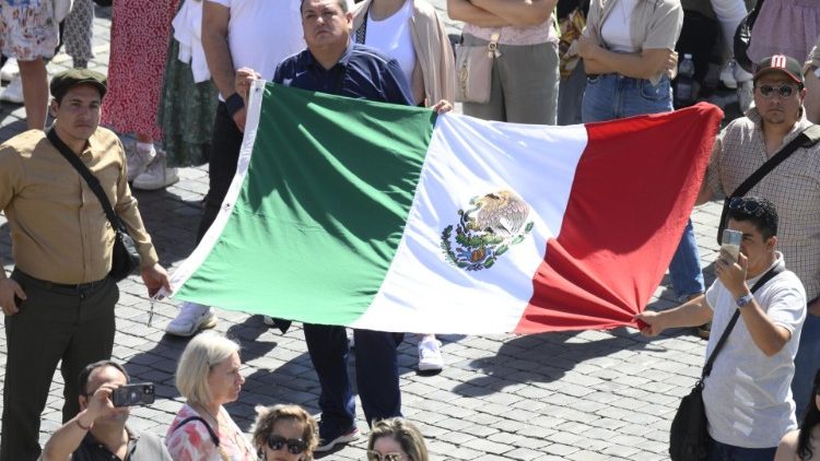 Fiéis mexicanos na Praça São Pedro