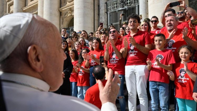 O grupo que foi apresentar ao Papa o musical "O influencer de Deus"