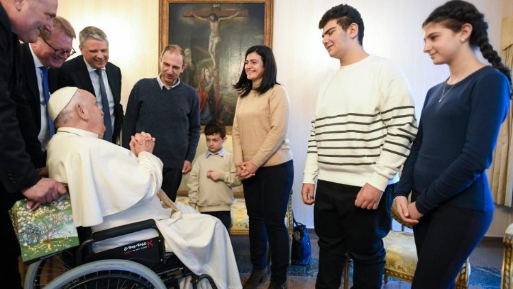 Encontro na Nunciatura com a família de refugiados da Síria