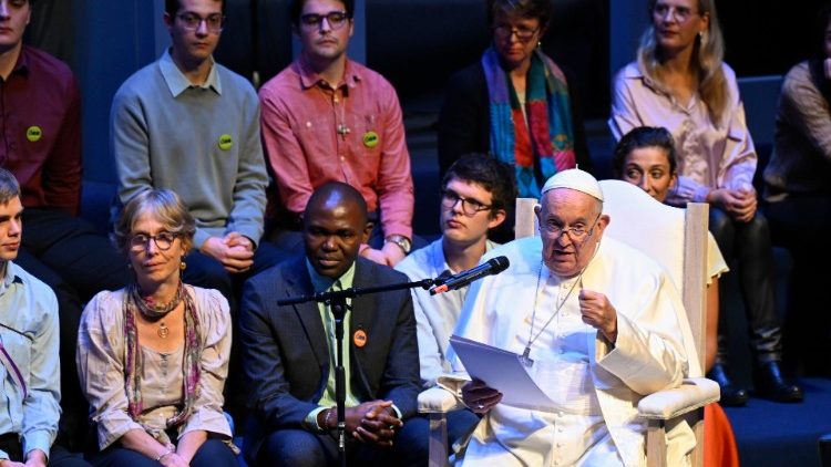 Papa profere seu discurso aos jovens estudantes