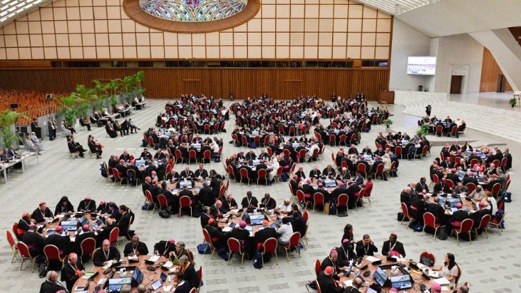 A Sala Paulo VI durante a Primeira Congregação Geral do Sínodo sobre a Sinodalidade