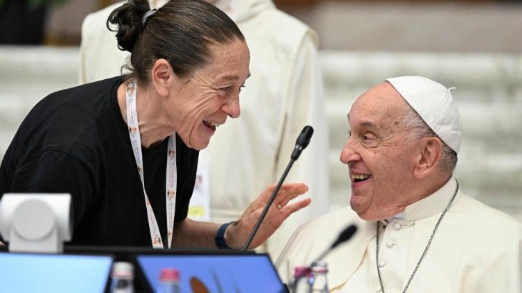 Saudação do Papa a uma das participantes do Sínodo