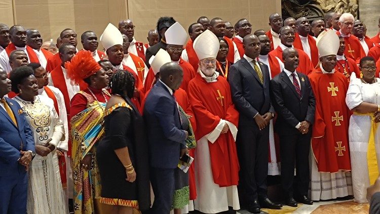 Foto tirada no final da missa dos mártires do uganda