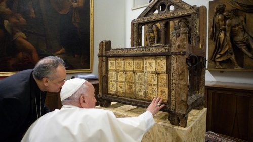  Papa Francisco contempla a Cátedra de São Pedro