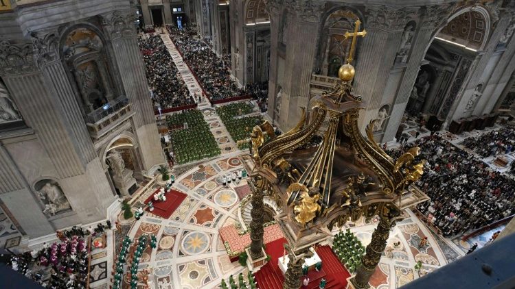 Fiéis e peregrinos reunidos na Basílica de São Pedro